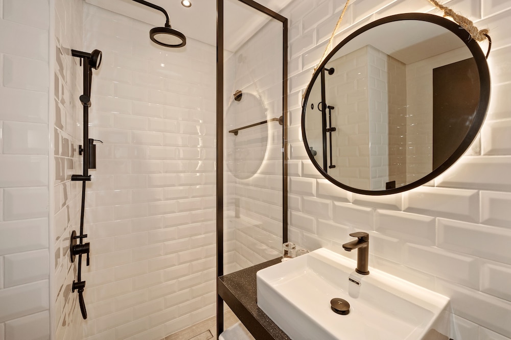 Habitación estándar con dos camas individuales del hotel Ibis World Trade Centre Dubai. Foto 11