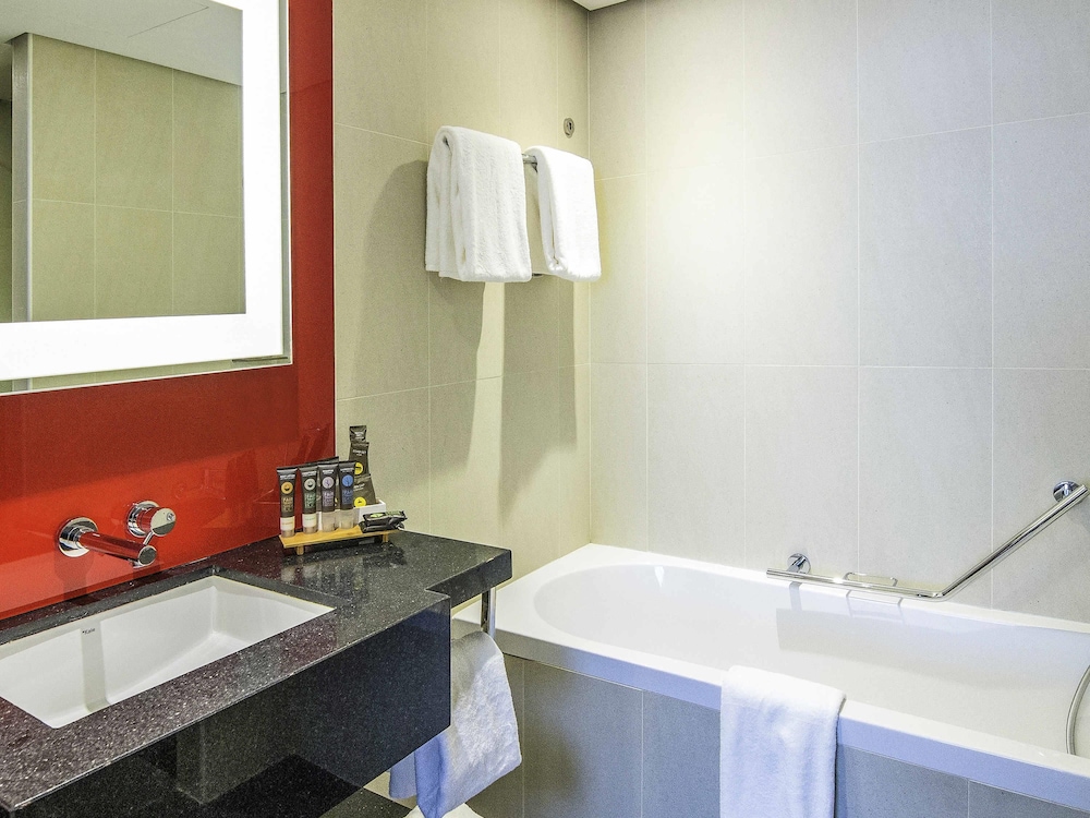 Habitación Ejecutiva con una Cama Queen y Sofá Cama del hotel Novotel World Trade Centre. Foto 3