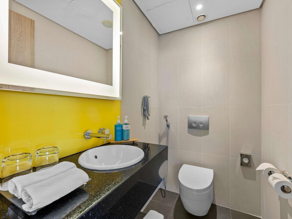 Suite Ejecutiva con una Cama King y Sofá Cama del hotel Novotel World Trade Centre. Foto 6