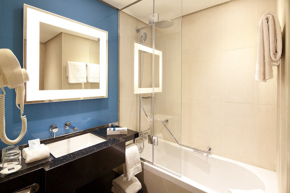 Suite Ejecutiva con una Cama King y Sofá Cama del hotel Novotel World Trade Centre. Foto 11
