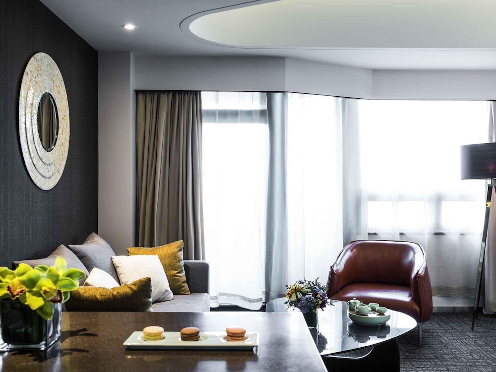 Suite Junior, 1 cama king size, zona de estar separada, beneficios de la planta ejecutiva del hotel Grand Mercure Shanghai Hongqiao