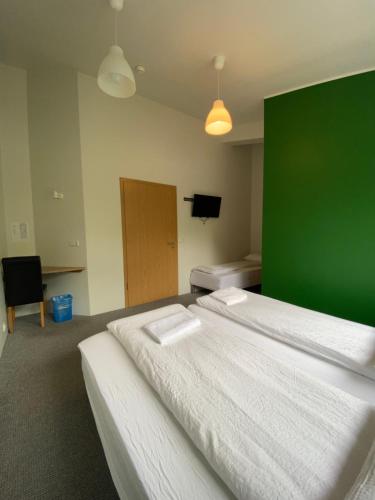 Habitación Triple con baño privado del hotel Hörgsland Guesthouse. Foto 1