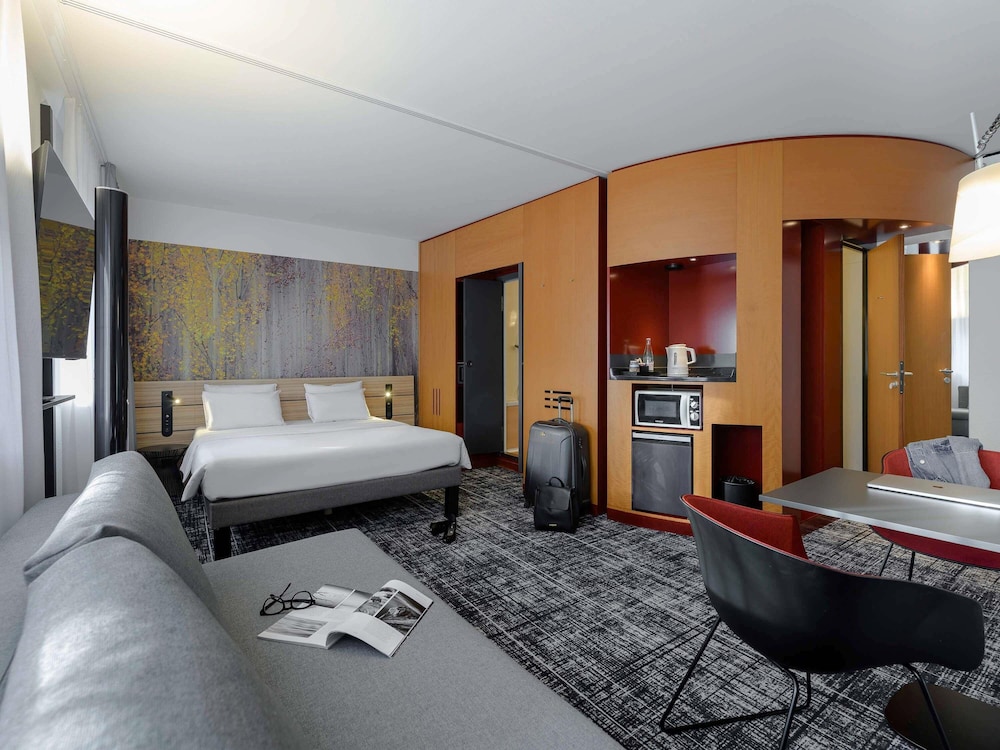 Suite de categoría superior del hotel Novotel Suites München Parkstadt Schwabing. Foto 4