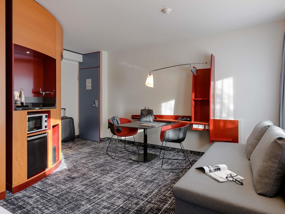 Suite de categoría superior del hotel Novotel Suites München Parkstadt Schwabing. Foto 6