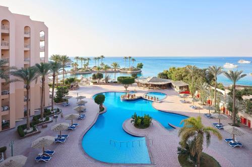 Habitación Estándar con cama extragrande, balcón y vistas al mar del hotel Hurghada Marriott Beach Resort
