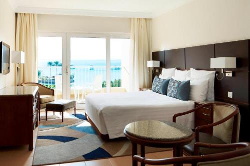 Habitación Estándar con cama extragrande, balcón y vistas al mar del hotel Hurghada Marriott Beach Resort. Foto 1