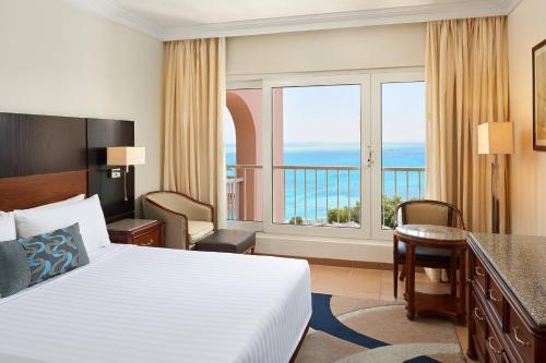 Habitación Estándar con cama extragrande, balcón y vistas al mar del hotel Hurghada Marriott Beach Resort. Foto 2