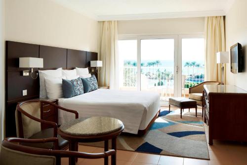 Habitación Estándar con cama extragrande, balcón y vistas al mar del hotel Hurghada Marriott Beach Resort. Foto 3