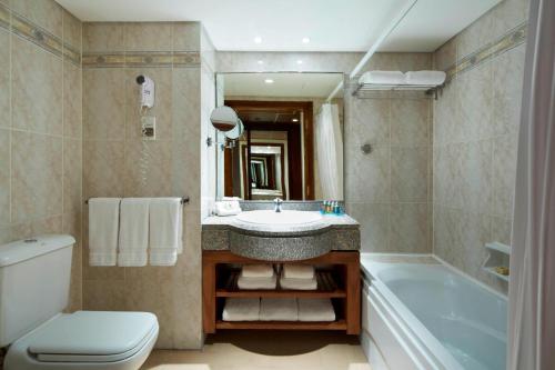 Habitación Estándar con cama extragrande, balcón y vistas al mar del hotel Hurghada Marriott Beach Resort. Foto 7