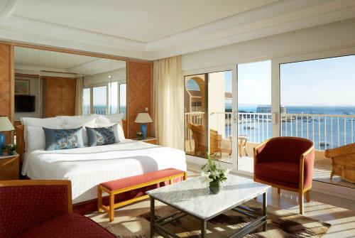 Suite Neptune de un dormitorio con cama King, balcón y vista al mar del hotel Hurghada Marriott Beach Resort