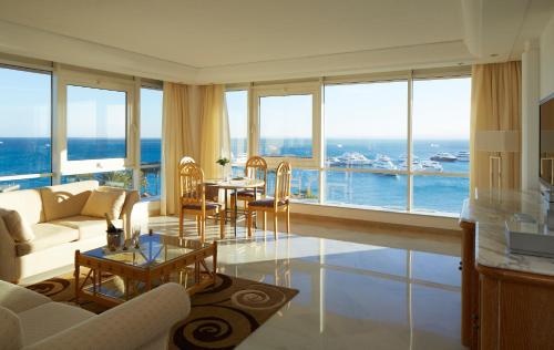 Suite Neptune de un dormitorio con cama King, balcón y vista al mar del hotel Hurghada Marriott Beach Resort. Foto 1