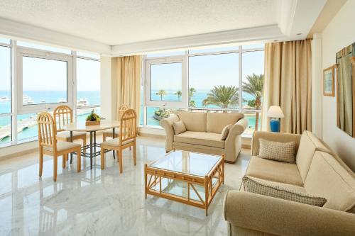 Suite Neptune de un dormitorio con cama King, balcón y vista al mar del hotel Hurghada Marriott Beach Resort. Foto 4