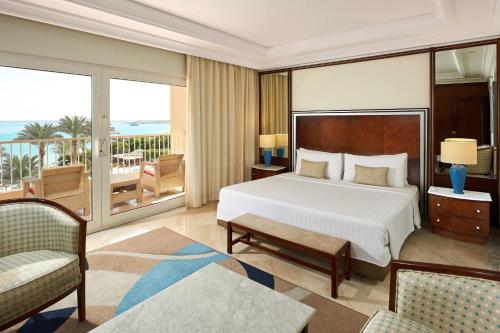 Suite Neptune de un dormitorio con cama King, balcón y vista al mar del hotel Hurghada Marriott Beach Resort. Foto 5