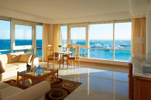 Suite Neptune de un dormitorio con cama King, balcón y vista al mar del hotel Hurghada Marriott Beach Resort. Foto 6