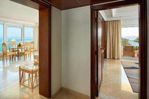 Suite Neptune de un dormitorio con cama King, balcón y vista al mar del hotel Hurghada Marriott Beach Resort. Foto 7