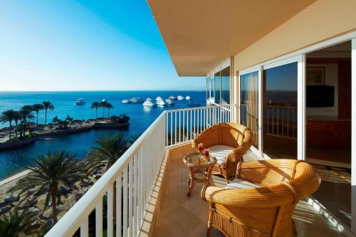 Suite Neptune de un dormitorio con cama King, balcón y vista al mar del hotel Hurghada Marriott Beach Resort. Foto 8