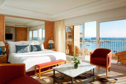 Suite Neptune de un dormitorio con cama King, balcón y vista al mar del hotel Hurghada Marriott Beach Resort. Foto 9