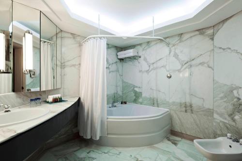 Suite Neptune de un dormitorio con cama King, balcón y vista al mar del hotel Hurghada Marriott Beach Resort. Foto 10