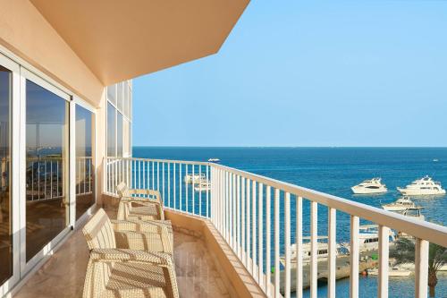 Suite Neptune de un dormitorio con cama King, balcón y vista al mar del hotel Hurghada Marriott Beach Resort. Foto 11