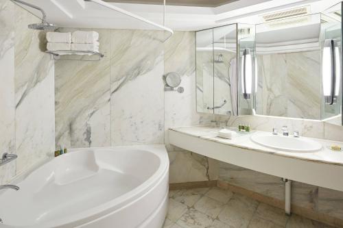 Suite Neptune de un dormitorio con cama King, balcón y vista al mar del hotel Hurghada Marriott Beach Resort. Foto 12