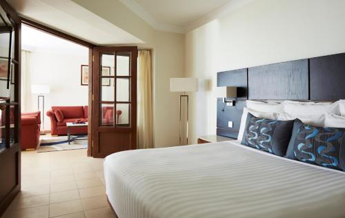Suite Venus de un dormitorio con cama extragrande y vistas al mar del hotel Hurghada Marriott Beach Resort. Foto 1