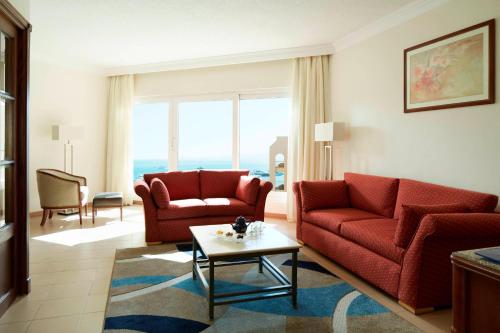 Suite Venus de un dormitorio con cama extragrande y vistas al mar del hotel Hurghada Marriott Beach Resort. Foto 5