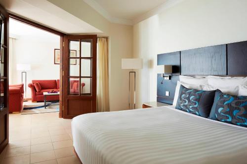 Suite Venus de un dormitorio con cama extragrande y vistas al mar del hotel Hurghada Marriott Beach Resort. Foto 6