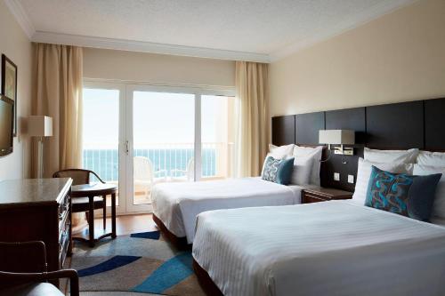 Habitación Doble Estándar con balcón y vistas al mar - 2 camas del hotel Hurghada Marriott Beach Resort. Foto 1