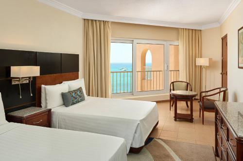 Habitación Doble Estándar con balcón y vistas al mar - 2 camas del hotel Hurghada Marriott Beach Resort. Foto 2