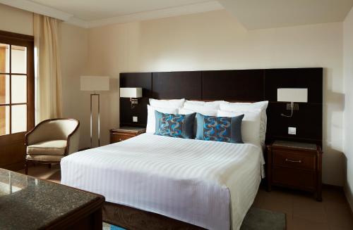 Suite Cupid de un dormitorio con cama extragrande y vistas al mar del hotel Hurghada Marriott Beach Resort