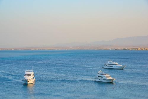 Suite Cupid de un dormitorio con cama extragrande y vistas al mar del hotel Hurghada Marriott Beach Resort. Foto 3