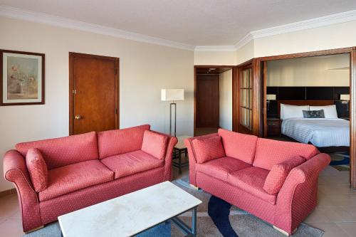 Suite Cupid de un dormitorio con cama extragrande y vistas al mar del hotel Hurghada Marriott Beach Resort. Foto 4