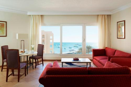 Suite Cupid de un dormitorio con cama extragrande y vistas al mar del hotel Hurghada Marriott Beach Resort. Foto 5