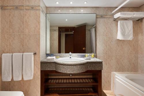 Suite Cupid de un dormitorio con cama extragrande y vistas al mar del hotel Hurghada Marriott Beach Resort. Foto 7