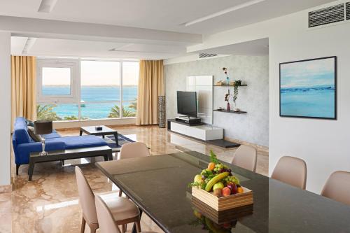 Suite Apollo de un dormitorio con cama King, balcón y vista al mar del hotel Hurghada Marriott Beach Resort