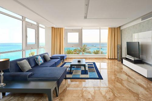 Suite Apollo de un dormitorio con cama King, balcón y vista al mar del hotel Hurghada Marriott Beach Resort. Foto 1