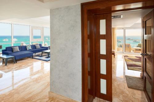 Suite Apollo de un dormitorio con cama King, balcón y vista al mar del hotel Hurghada Marriott Beach Resort. Foto 2