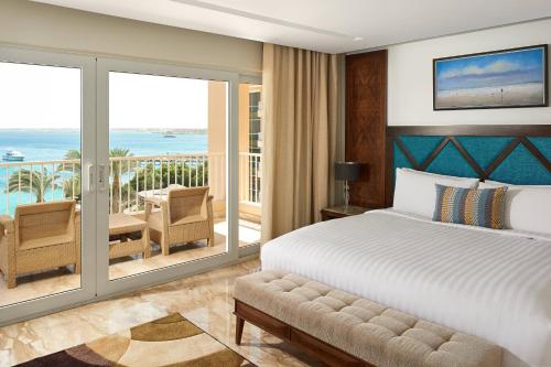 Suite Apollo de un dormitorio con cama King, balcón y vista al mar del hotel Hurghada Marriott Beach Resort. Foto 3