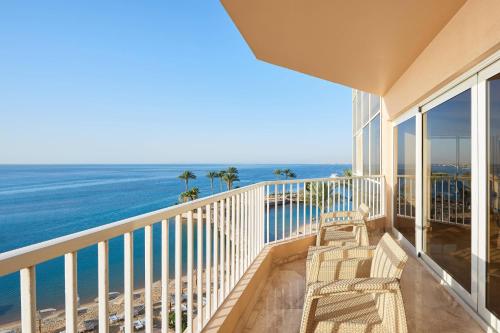 Suite Apollo de un dormitorio con cama King, balcón y vista al mar del hotel Hurghada Marriott Beach Resort. Foto 4