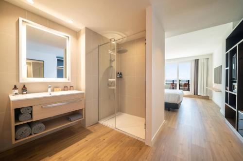 La Habitación Innside con terraza del hotel INNSiDE by Meliá Madrid Valdebebas. Foto 5