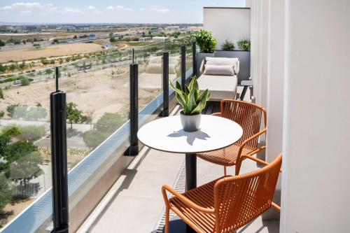 Las Habitaciones Loft con terraza comunicadas del hotel INNSiDE by Meliá Madrid Valdebebas. Foto 3