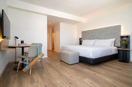 Habitación doble Balcón o Terraza Comunicada Vista ciudad Con Vistas 2 Camas king Normal del hotel INNSiDE by Meliá Madrid Valdebebas. Foto 3