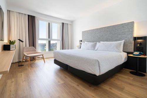Habitación doble Comunicada 1 Cama king 2 Camas individuales Normal del hotel INNSiDE by Meliá Madrid Valdebebas. Foto 2