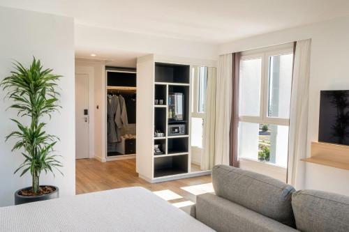 Habitación doble Comunicada Vista ciudad Con Vistas 2 Camas king Normal del hotel INNSiDE by Meliá Madrid Valdebebas. Foto 3