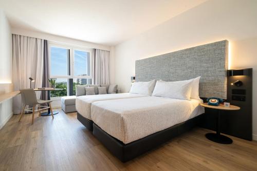 Estudio Comunicada 1 Cama queen Vista ciudad Con Vistas Sofá Cama incluido 2 Camas individuales del hotel INNSiDE by Meliá Madrid Valdebebas. Foto 3