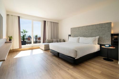 El Estudio con terraza + La Habitación Innside del hotel INNSiDE by Meliá Madrid Valdebebas. Foto 2