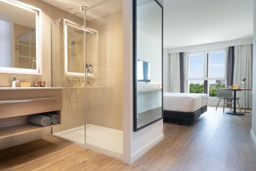 La Habitación Casa Adosada comunicada + La Habitación Innside del hotel INNSiDE by Meliá Madrid Valdebebas. Foto 1