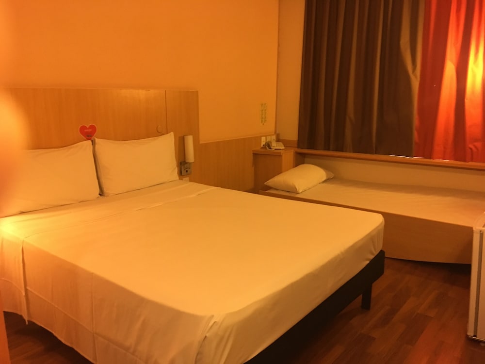 Habitación estándar con 1 cama doble y 1 cama para niño del hotel ibis São Paulo Barra Funda. Foto 2