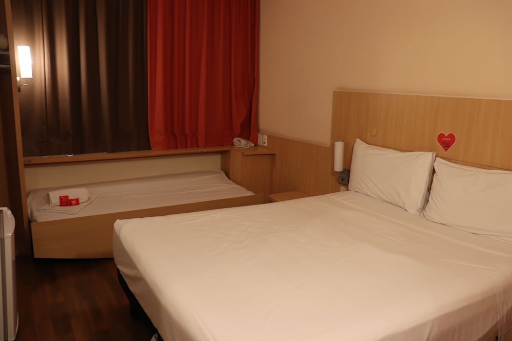 Habitación estándar con 1 cama doble y 1 cama para niño del hotel ibis São Paulo Barra Funda. Foto 3