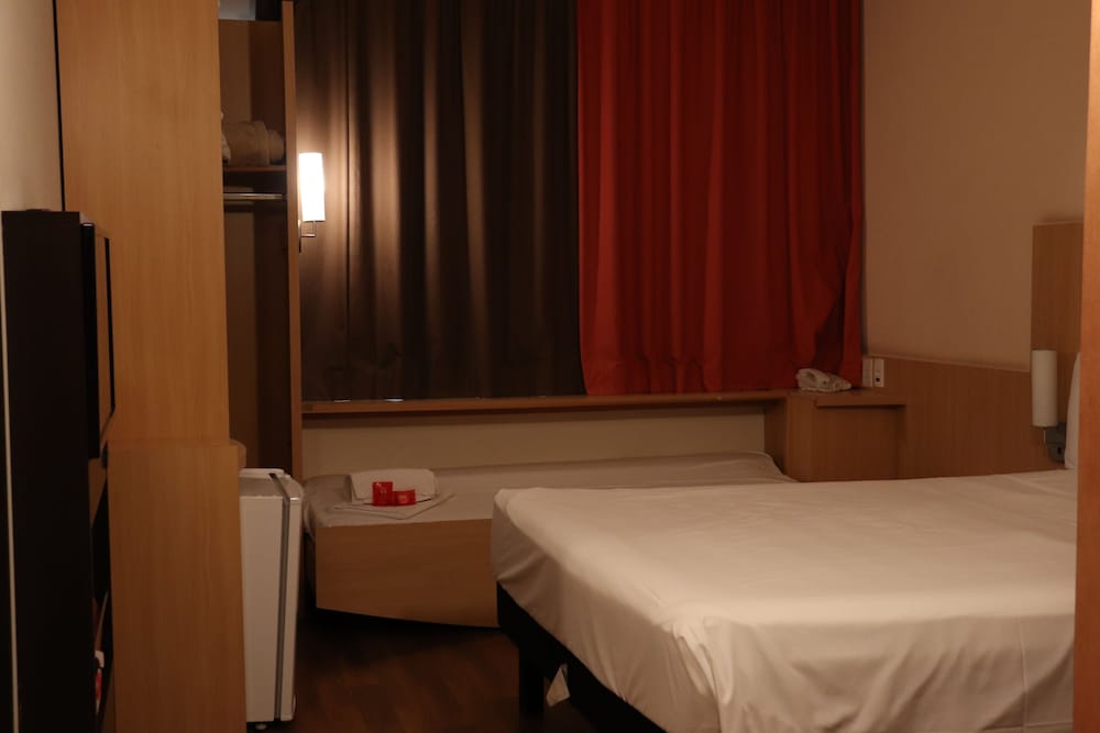 Habitación estándar con 1 cama doble y 1 cama para niño del hotel ibis São Paulo Barra Funda. Foto 4